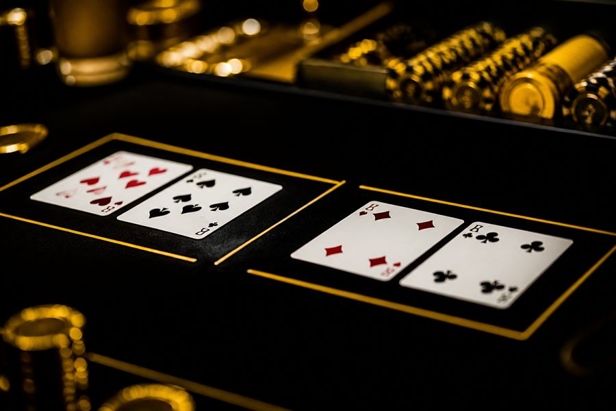 Krupiérka s kartami - baccarat live